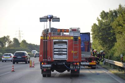 Sattelzug zerpfluegt ueber 500 Meter Leitplanke auf der A8 bei Kirchheim-West